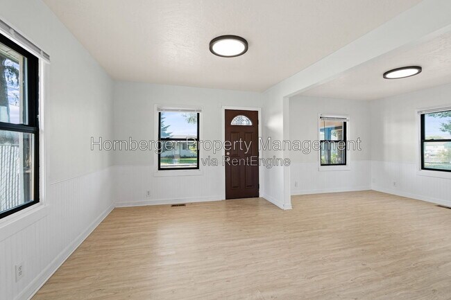 Building Photo - 1327 E Walton Ave