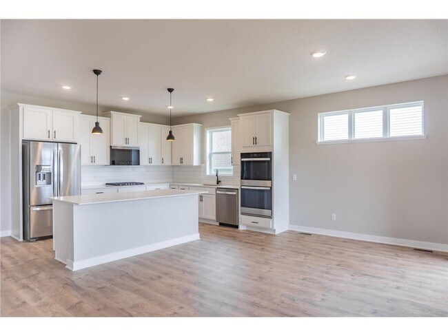 Building Photo - 717 Winterberry Ln