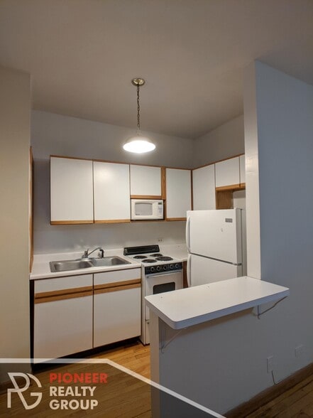 Building Photo - 633 W Barry Ave