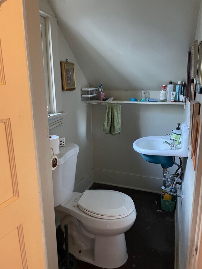 Building Photo - Beautiful 4-Bedroom Home in the Heart of Wallingford