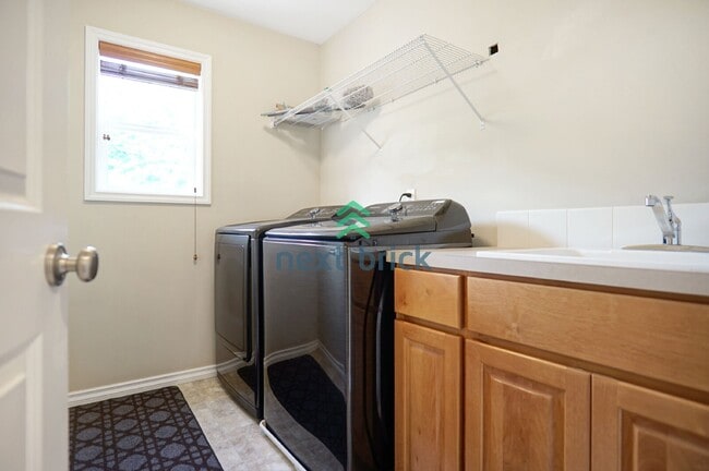 Building Photo - Stunning 3-Bedroom, 3.5-Bathroom Home in Desirable Woodinville