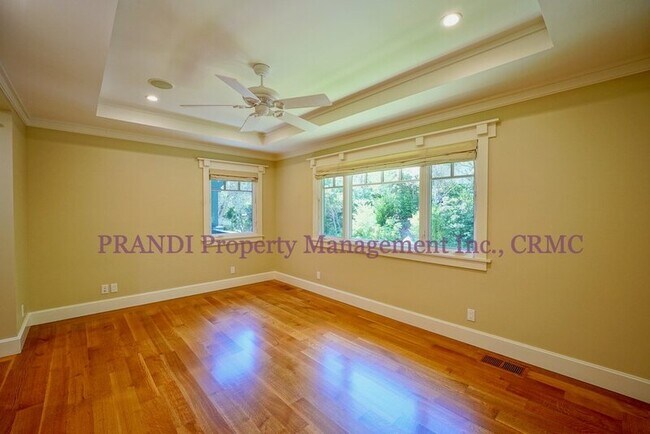 Building Photo - 224 N Almenar Dr