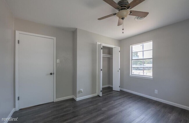 Building Photo - 3 br, 1 bath House - 1302 N W S Young Dr