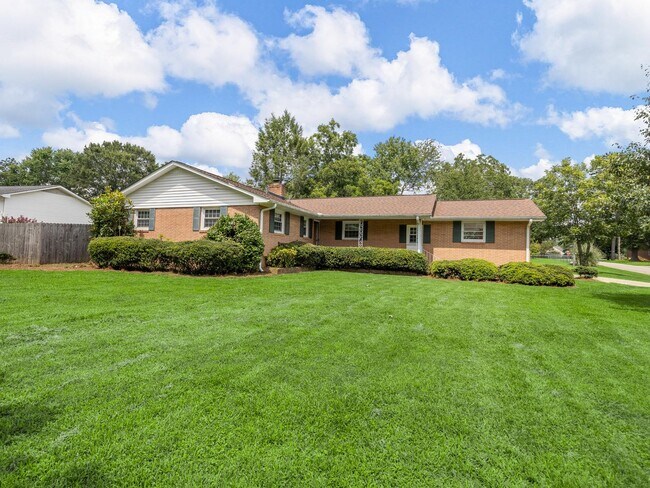 Primary Photo - Spacious 2 bedroom 1.5 bathroom home in th...