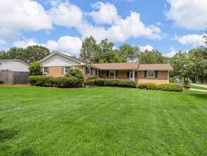 Building Photo - Spacious 2 bedroom 1.5 bathroom home in th...