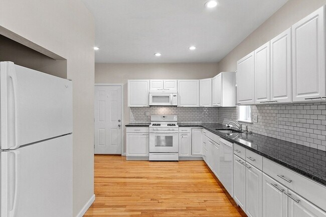 Building Photo - 920 Pleasant St