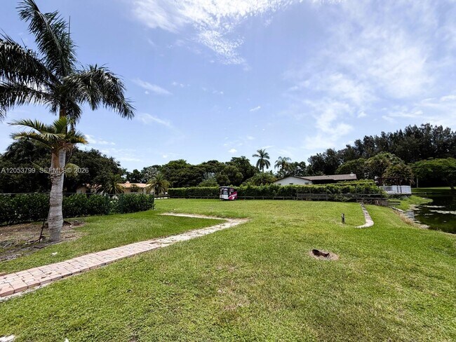 Building Photo - 10950 SW 40 Ct
