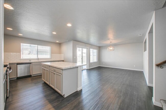 Building Photo - Two Story, Spacious Star Home!