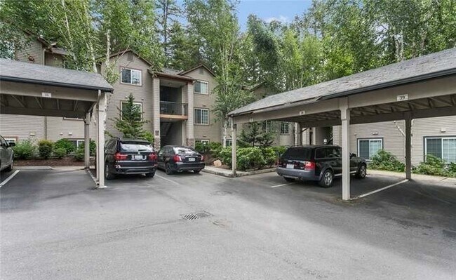 Building Photo - Tranquil Top-Floor Condo in Issaquah's Tan...