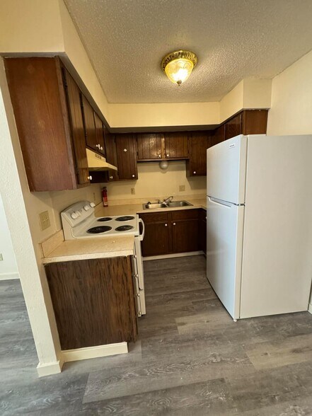 Building Photo - 1050 Plaza Ct N