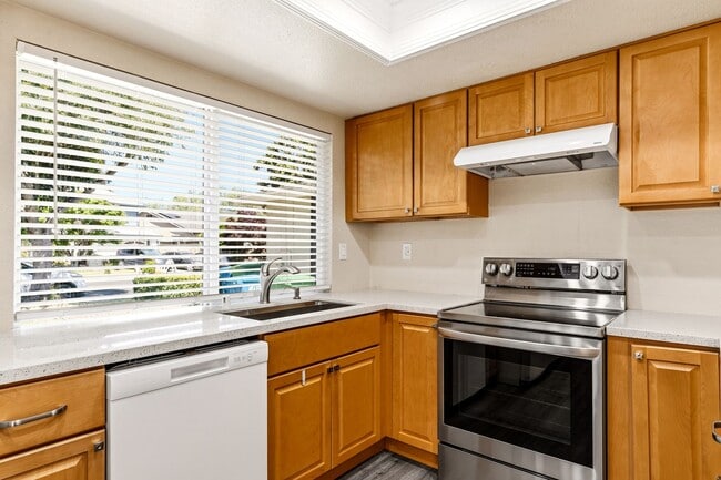 Building Photo - Union City 4-Bed, 2-Bath w/ 2-Car Garage & Vaulted Ceilings