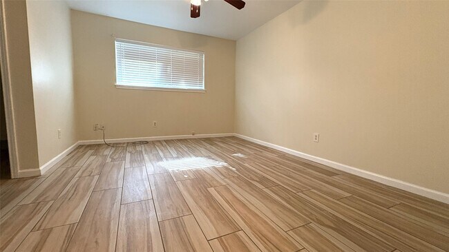 Building Photo - 13631 Greenway Dr