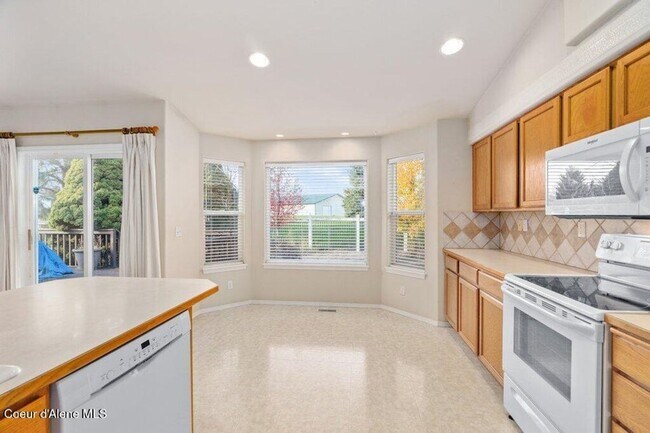 Building Photo - Coeur d' Alene Place!