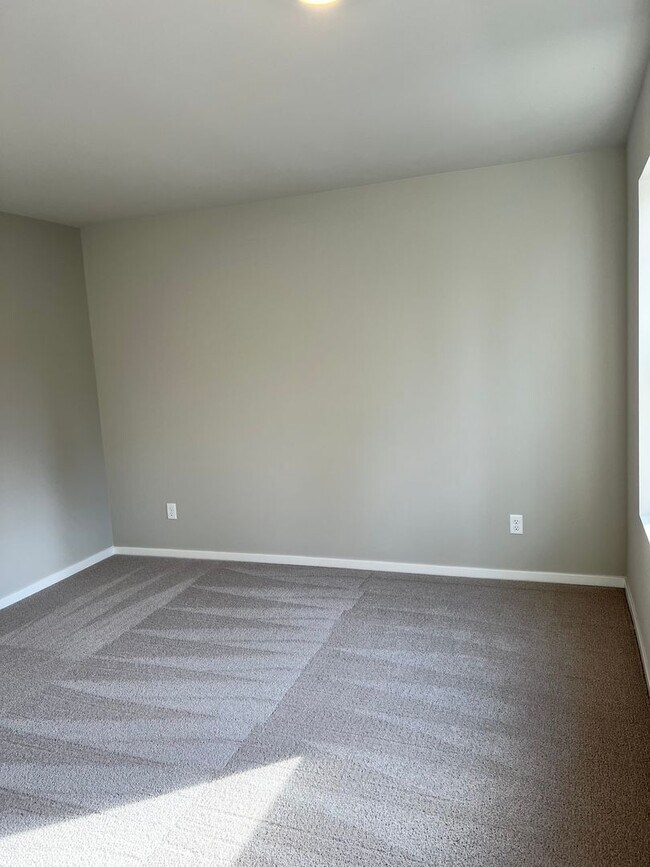 Building Photo - STO Langly Duplex