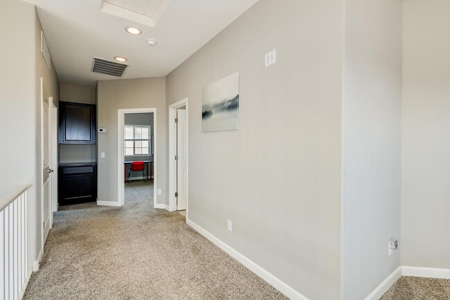 Building Photo - 1367 S Country Club Dr