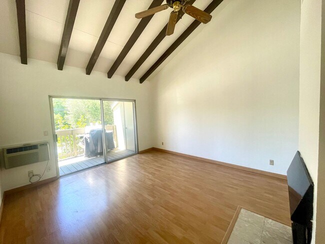 Building Photo - 1 Bedroom Condo Near Downtown WC