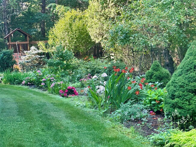 Building Photo - 3 1st Pl