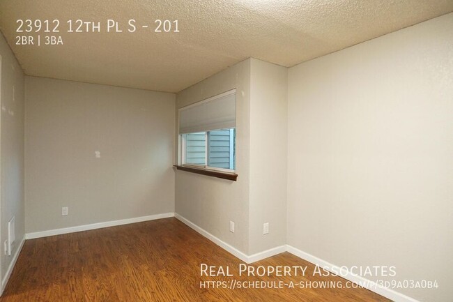 Building Photo - Spacious 2 Bedroom 2.5 Bathroom Townhouse ...