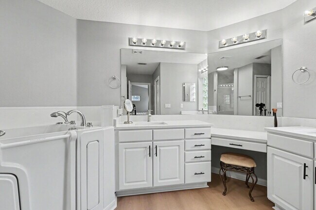 Building Photo - 6600 Gentle Ben Cir