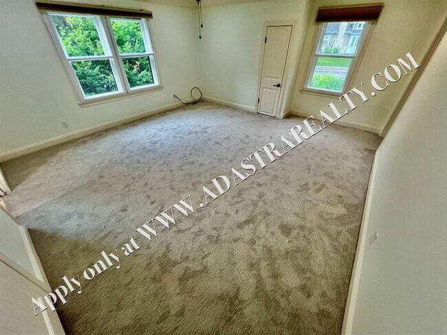 Building Photo - Beautiful 4 Bed 3.5 Bath Home in Fairway-Available NOW!!