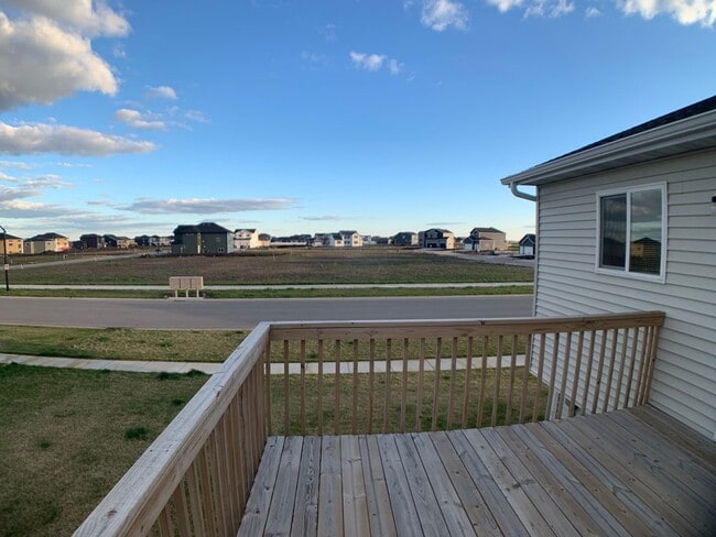 Building Photo - 4 Bed 3 Bath Single Family Home