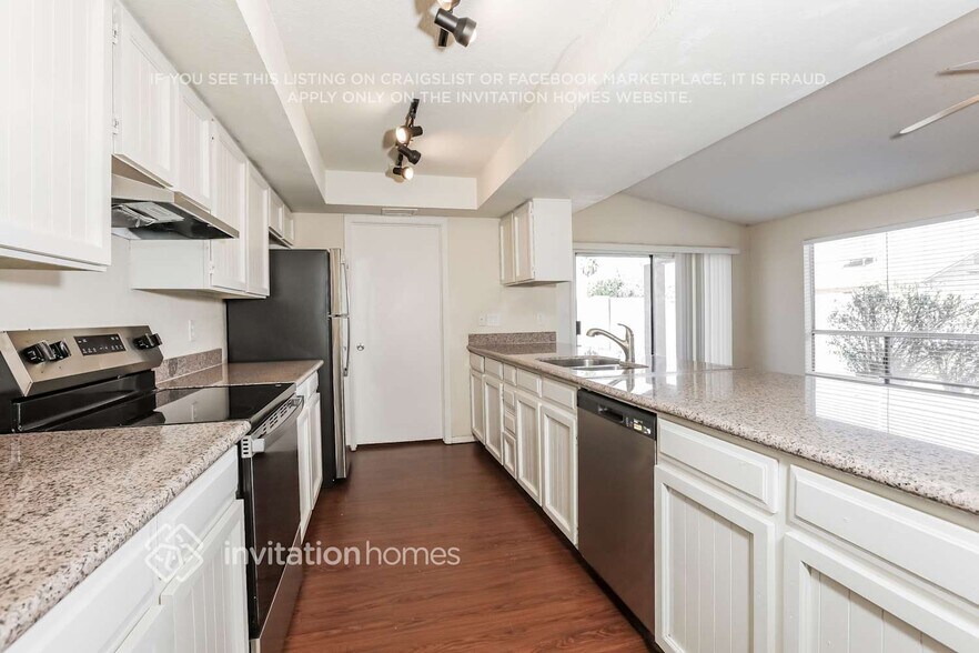 Building Photo - 726 W Laguna Azul Ave