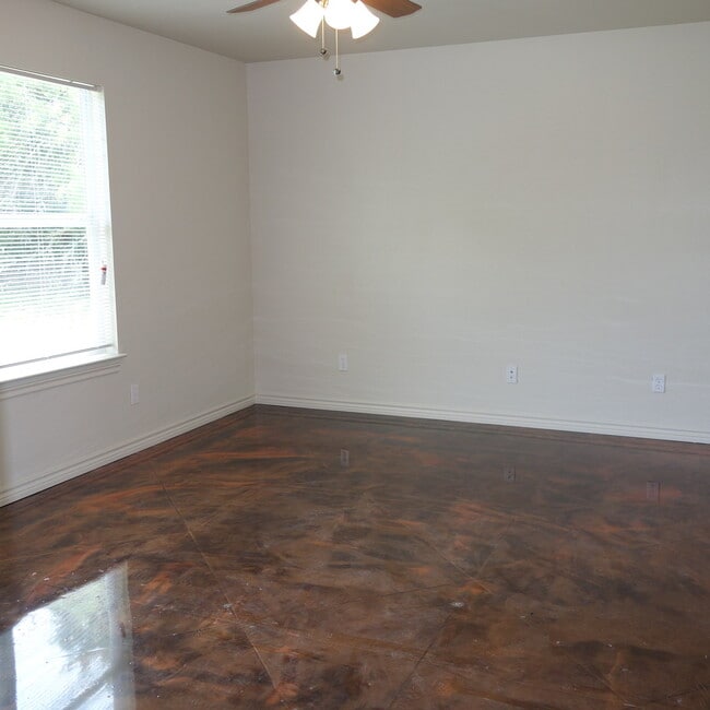 Building Photo - TAHITIAN VILLAGE ENTERTAINING READY -  3 BEDROOM / 2 BATH HOME