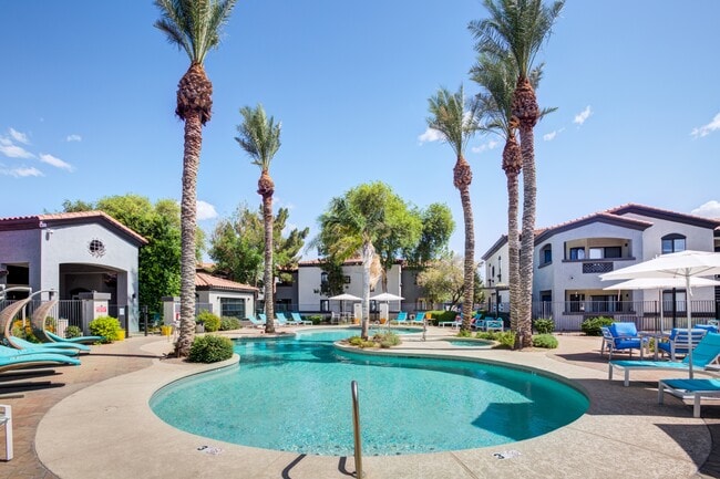 Resort Style Pool & Sun Deck - Estrella Gateway