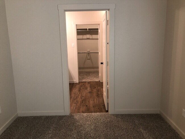Building Photo - Beautiful well-maintained townhome