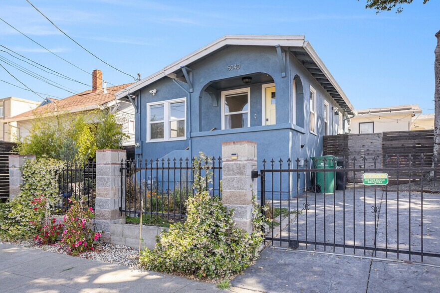 Building Photo - 5040 Melrose Ave
