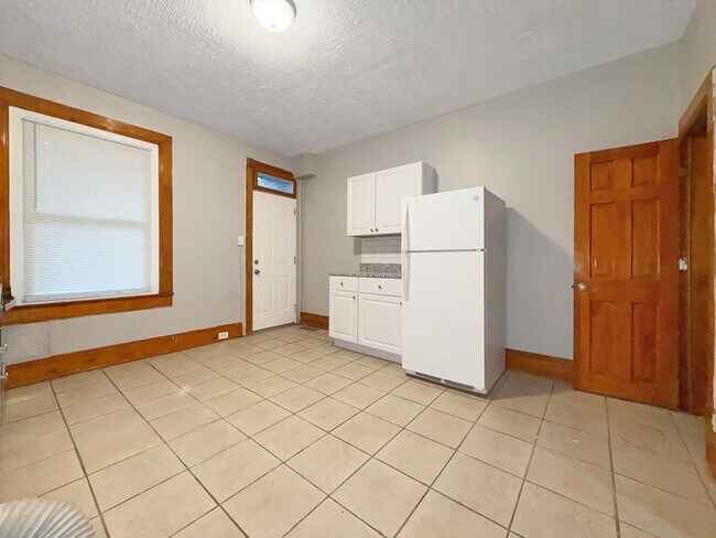 Building Photo - 3BR Baltimore Rowhome with Central Air & In-Unit Laundry