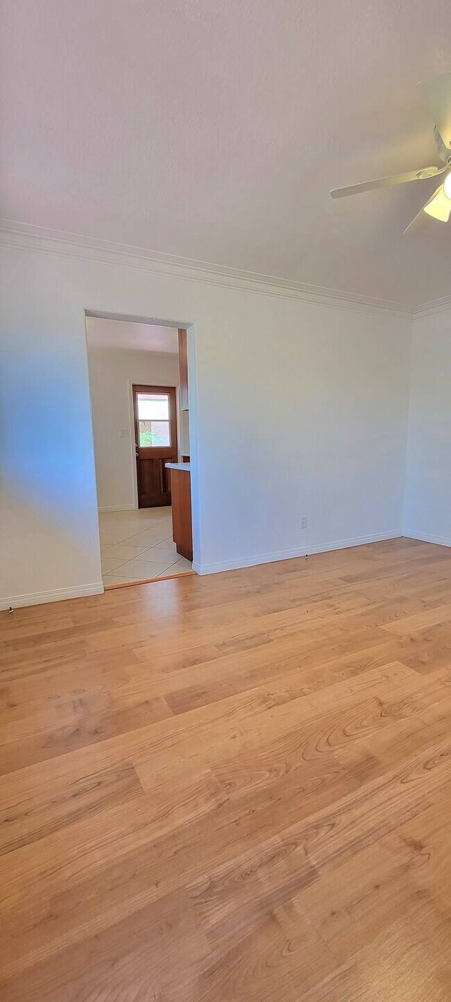 Building Photo - 6216 Stanley Ave