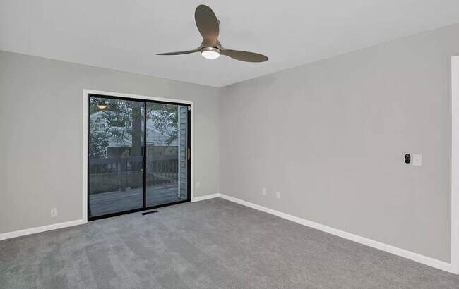 Building Photo - 3 Bedroom 3 Bathroom Condo in Yacht Cove