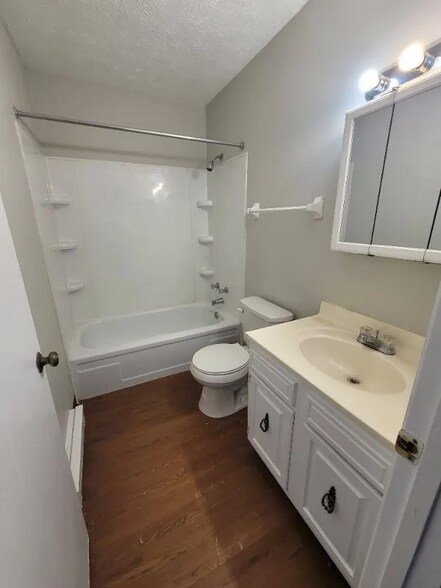 Building Photo - 327 Pershing Ave NE