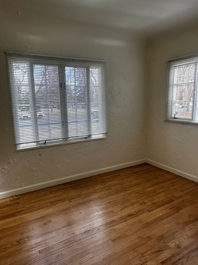 Building Photo - 1809 10th Ave