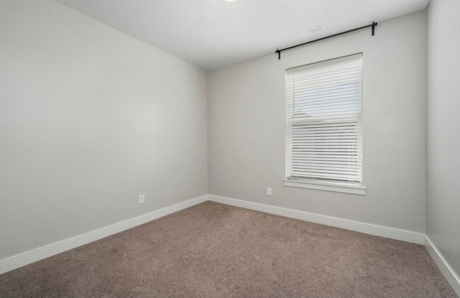 Building Photo - 3 Bedroom/2 Bathroom condo in Vineyard