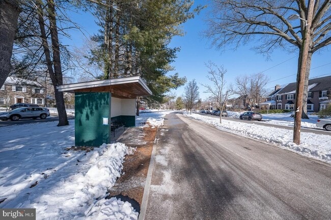 Building Photo - 227 E Hathaway Ln