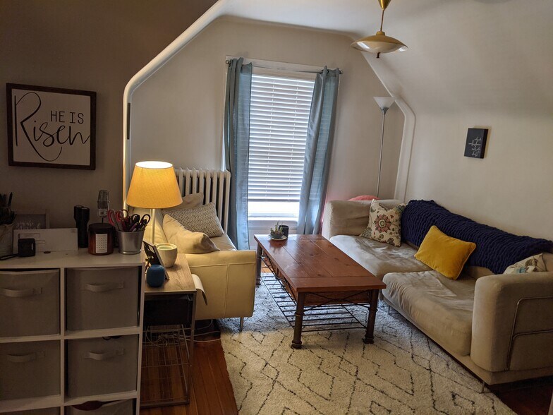 Building Photo - 1121 Leonard Pl