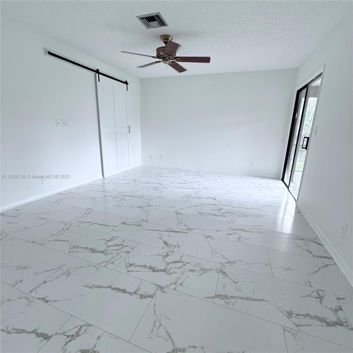 Building Photo - 6183 Live Oak Ct