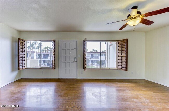 Building Photo - 3 Bedrooms | 2 Bathrooms | Washer & Dryer Included - OLD TOWN LITCHFIELD PARK