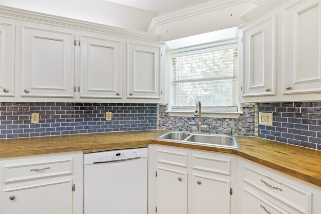 Building Photo - 165 Magnolia Bend