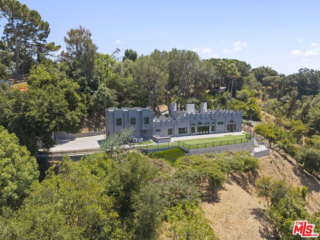 Building Photo - 15851 Mulholland Pl