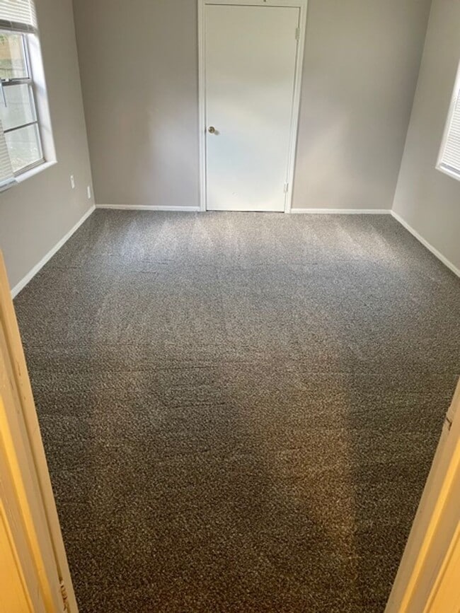 Building Photo - Mid August Move In