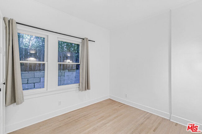 Building Photo - 854 Hyperion Ave