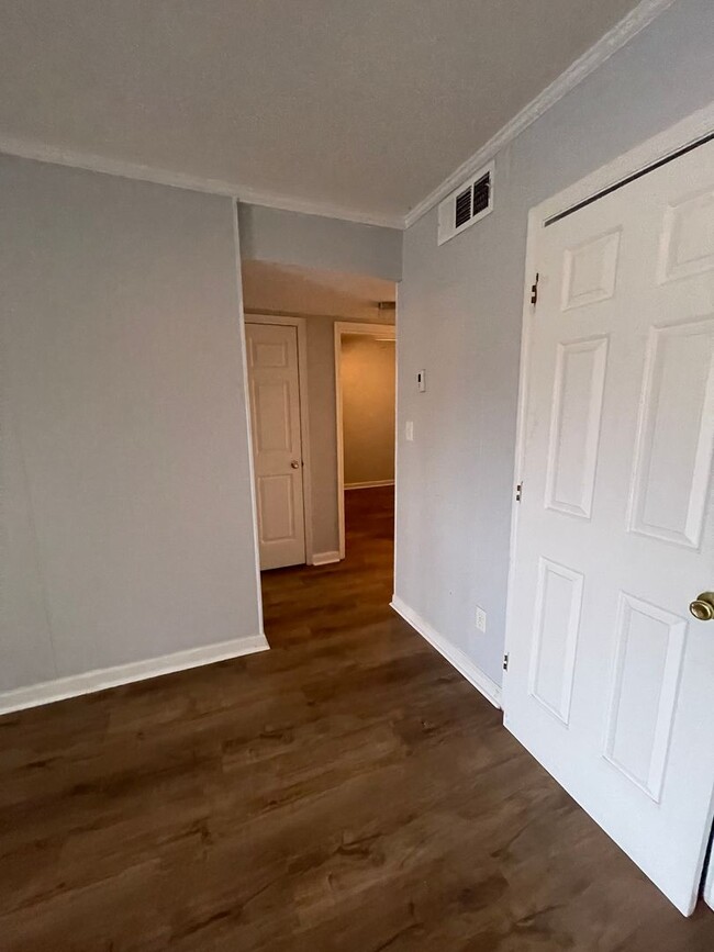 Building Photo - 2 bedroom, 1 bath apartment in small compl...