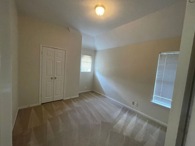 Building Photo - 4 Bedroom 2 Bathroom located in Santa Fe T...