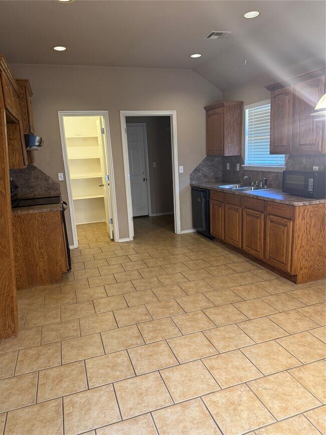 Building Photo - 400 S Castle Ridge Ln