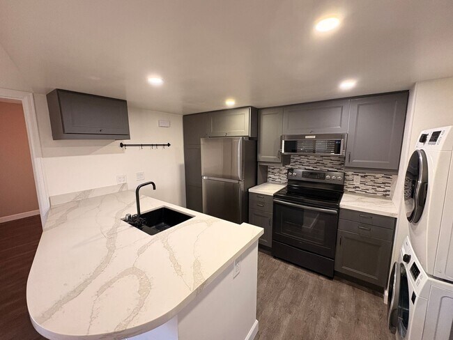 Building Photo - ***MOVE-IN SPECIAL*** AVAILABLE NOW! 2 Bedroom 2 bathroom upstairs unit located in Ontario
