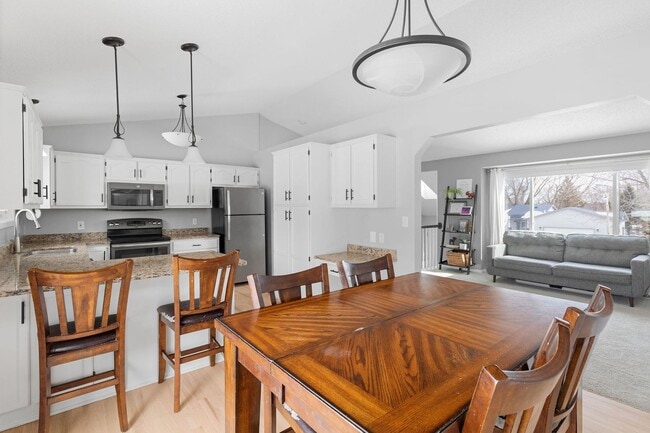 Building Photo - Spacious 5 Bed, 2 Bath Split-Level Home Near Bishop Elementary
