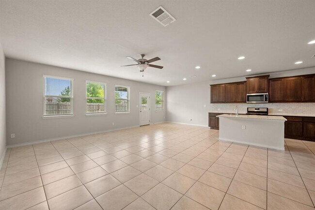 Building Photo - 6605 Verona Pl